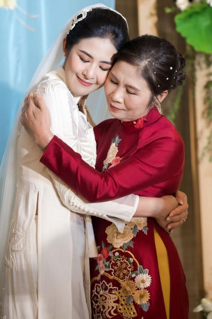 Ngọc Hân xúc động ôm mẹ trong ngày trọng đại lên xe hoa về nhà chồng. 