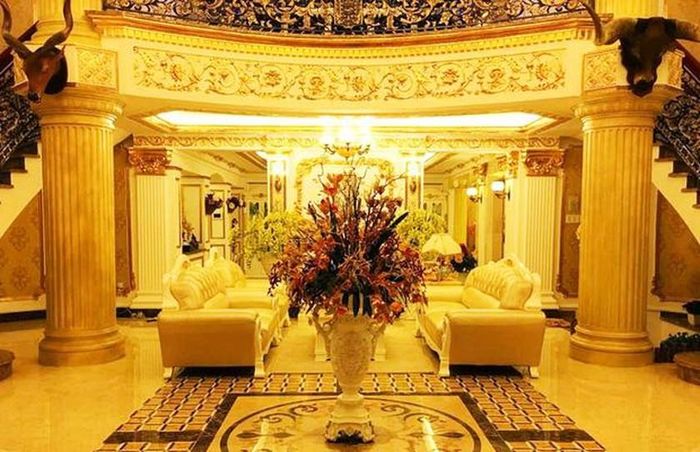 Tầng 1 sáng bừng bởi không gian phủ bằng vàng.