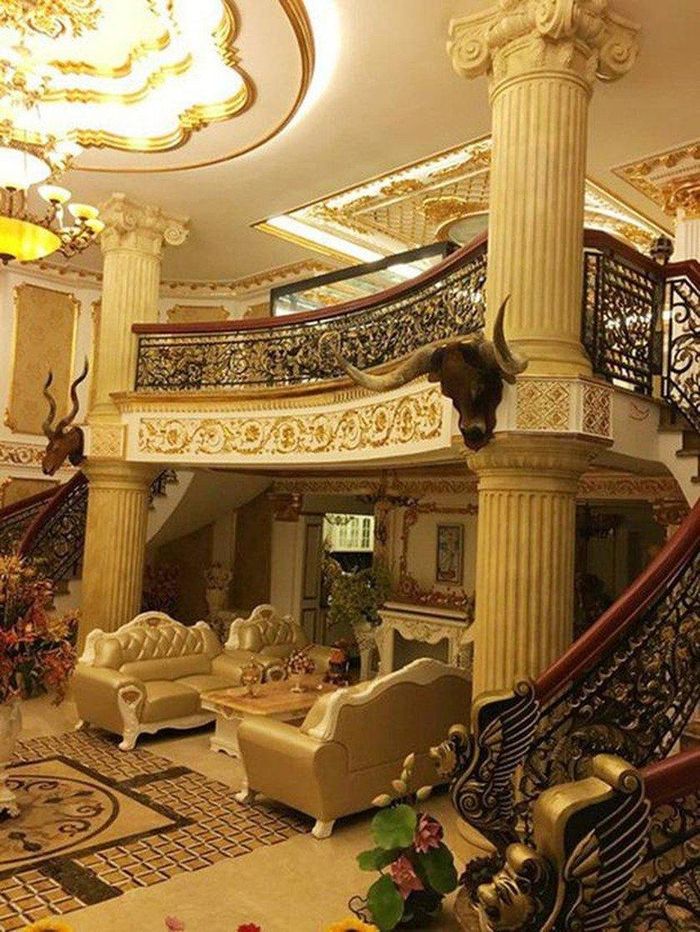  Lý Nhã Kỳ thiết kế phòng khách với gam màu vàng. Nhiều vật dụng trong nhà cùng với cổng ra vào, cầu thang được dát vàng. 