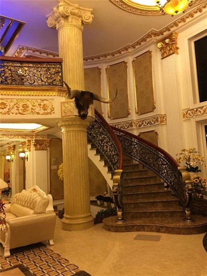  Một số ô tường được mô tả là cũng dát vàng trên nền sơn vàng. 