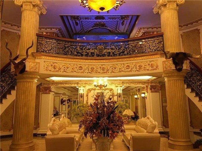  Phòng khách còn được trang trí với nội thất bắt mắt ngoài bộ salon màu vàng đồng. 