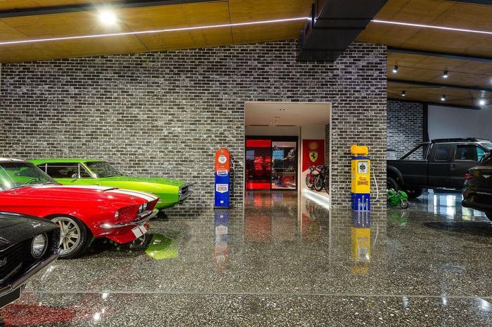  Theo chủ nhân căn nhà, garage ô tô này không chỉ để trưng bày bộ sưu tập siêu xe mà thỉnh thoảng còn trở thành một địa điểm tham quan thú vị dành cho học sinh địa phương. 