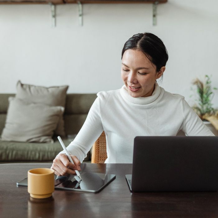 Lập ngân sách rõ ràng giúp giảm căng thẳng trước mối lo tài chính. Ảnh: Ketut Subiyanto/Pexels.