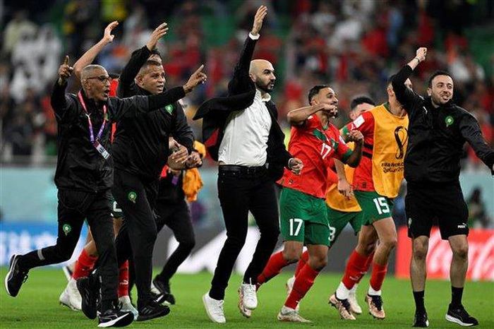 Huấn luyện viên trưởng đội tuyển Maroc Walid Regragui (giữa) mừng chiến thắng sau khi tiếng còi kết thúc trận đấu vang lên. Ảnh: AFP/ TTXVN