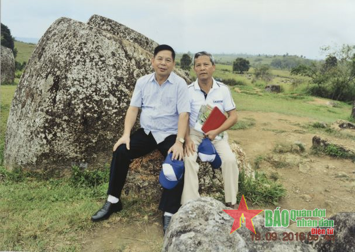 Trung tướng Nguyễn Đức Sơn (bên trái) trong lần trở lại Cánh Đồng Chum (Xiêng Khoảng, Lào). 