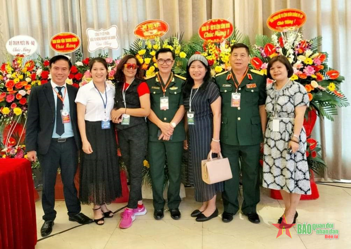 Trung tướng Nguyễn Đức Sơn (thứ hai từ phải sang) cùng người thân và đồng đội trong một lần gặp mặt. 