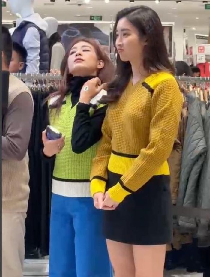 Mới đây, Đỗ Mỹ Linh bất ngờ bị bắt gặp tại một sự kiện thời trang. Nàng hậu diện áo len tông màu bắt mắt cùng chân váy ngắn khoe chân dài thon nuột. Qua ống kính camera thường, nàng hậu vẫn vô cùng cuốn hút rạng rỡ. Cô trông phúc hậu và dịu dàng hơn trước bội phần.
