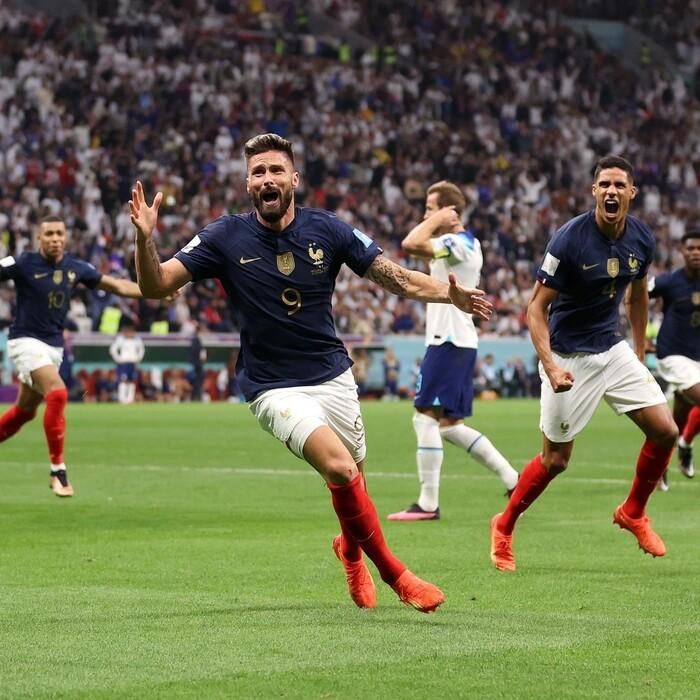 Trong thế trận ăn miếng trả miếng, Pháp tiếp tục vượt lên dẫn Anh nhờ công của Giroud. Tiền đạo AC Milan có pha chạy chỗ thông minh để đánh đầu nâng tỷ số lên 2-1.