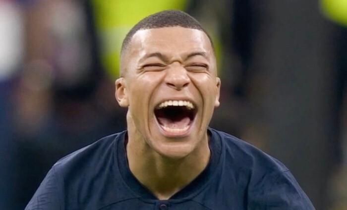 Mbappe cười vì tuyển Pháp đã thoát thua để vào bán kết.