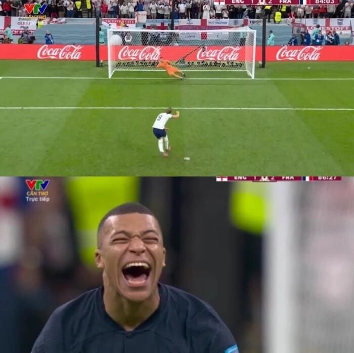 Trong một góc máy khác, Mbappe đã cười lớn khi Kane sút hỏng phạt đền.