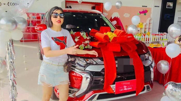 Nghệ sĩ Cát Phượng khoe khoảnh khắc bên xế hộp vừa mới tậu.