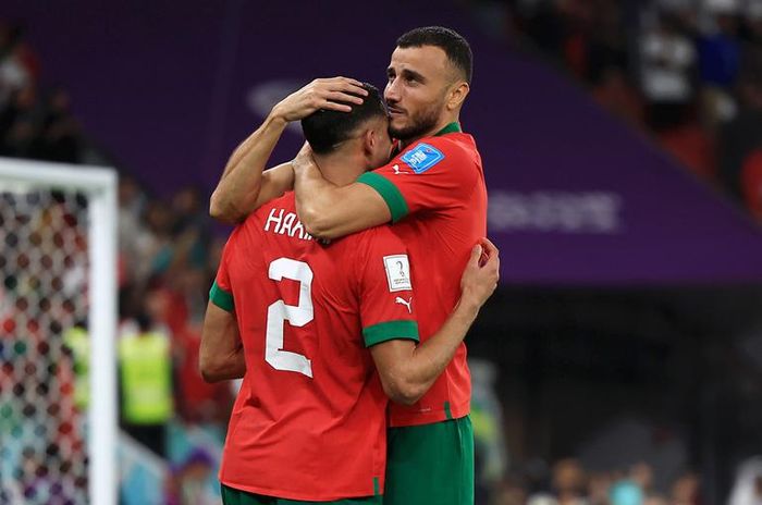 Romain Saiss và Hakimi đều có gốc gác châu Âu, là những trụ cột của Morocco (Ảnh: FIFA)