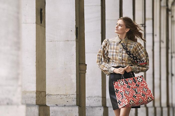 Sự kết hợp giữa caro và đồ trắng đen không bao giờ lỗi mốt.