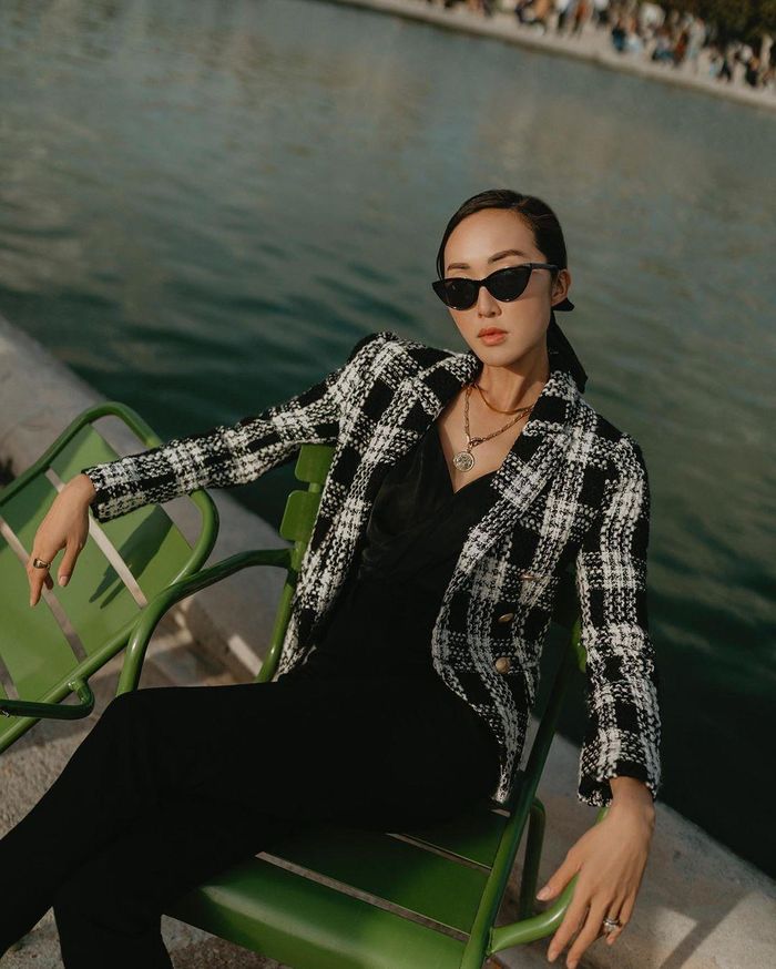 Sự kết hợp giữa caro và đồ trắng đen không bao giờ lỗi mốt.