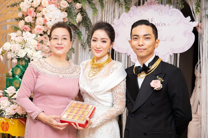 Trong buổi lễ, Khánh Thi bật khóc khi bà ngoại Phan Hiển tuyên bố cháu dâu đã có danh phận.Ảnh: MXH. 
