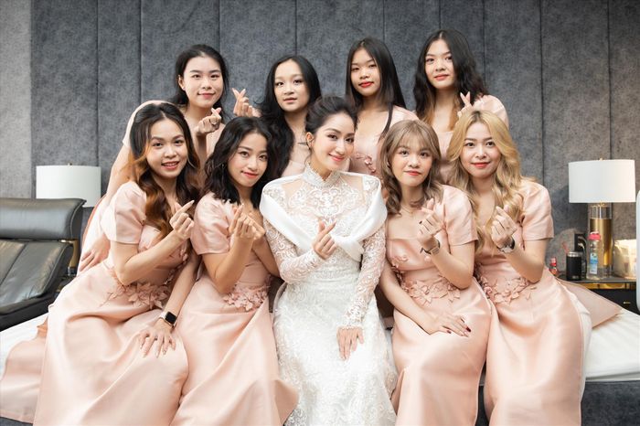 Dàn phù dâu đều là học trò của Khánh Thi. Trong hôn lễ Khánh Thi yêu kiều với chiếc áo dài cưới được thiết kế sang trọng của nhà thiết kế Anh Thư. Đây là món quà mà Anh Thư đã gửi tặng cho người bạn thân trong ngày trọng đại. Ảnh: MXH.