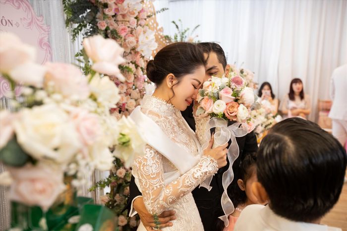 Khánh Thi nhiều lần không kìm được nước mắt, khóc nấc lên thành tiếng trong hôn lễ của mình và Phan Hiển. Ảnh: MXH. 