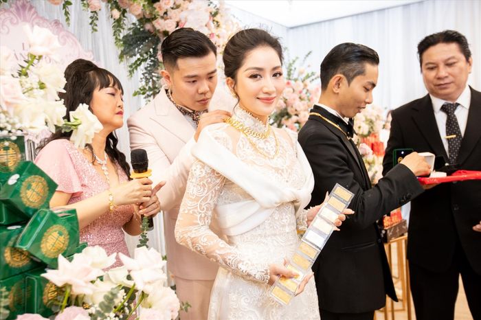 Khánh Thi nói trong hôn lễ: "Thực sự, em không tin đây là sự thật. Được sống với anh và gia đình anh với em đã là hạnh phúc lắm rồi. Hôm nay lại được anh rước về làm dâu và được mặc áo cưới nữa. Em yêu anh". Ảnh: MXH.