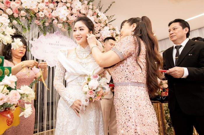 Khánh Thi về sống chung với Phan Hiển và gia đình anh từ khi sinh bé Kubi. Nhiều năm qua, hai người nhiều lần dự định tổ chức đám cưới nhưng không thành. Ảnh: MXH. 
