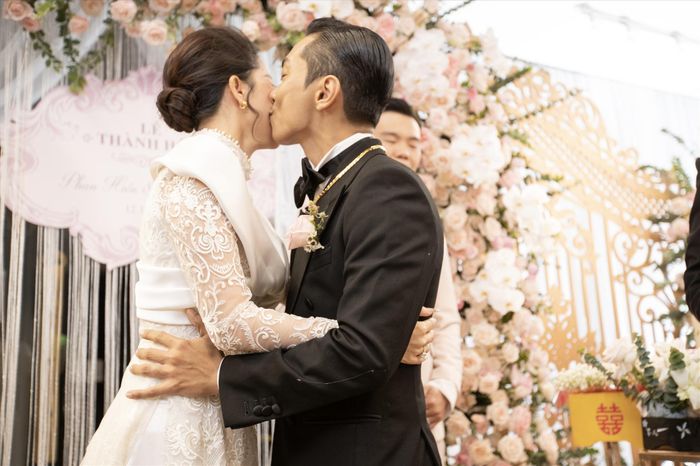 Sau khi trao nhẫn cưới cho cô dâu, Phan Hiển tình tứ bày tỏ tình cảm với vợ trong lễ đường, trước sự chứng kiến của gia đình. Ảnh: MXH. 