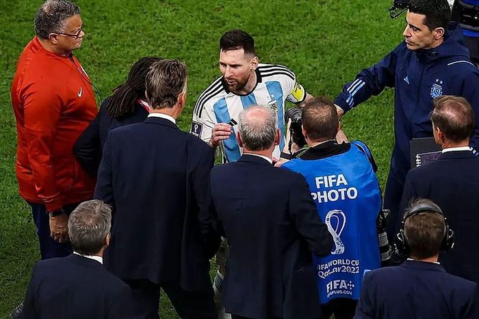 Một hình ảnh khác biệt của Messi trong trận đấu với Hà Lan.