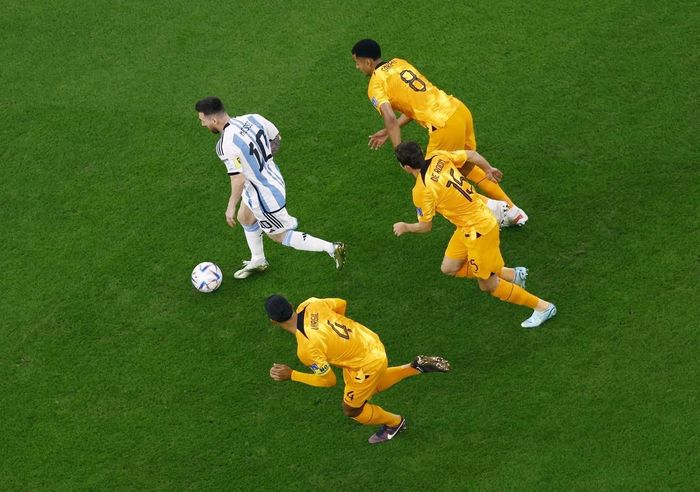 Trên sân, Messi luôn cho thấy sự hiện diện với những phẩm chất đã làm nên tên tuổi.