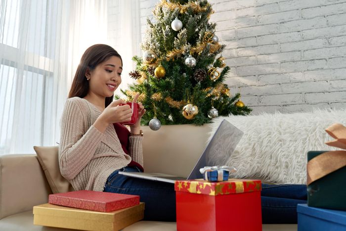  Bị cuốn theo làn sóng giảm giá, nhiều người không nhận ra mình đang chi tiêu quá tay. Ảnh: freepik. 