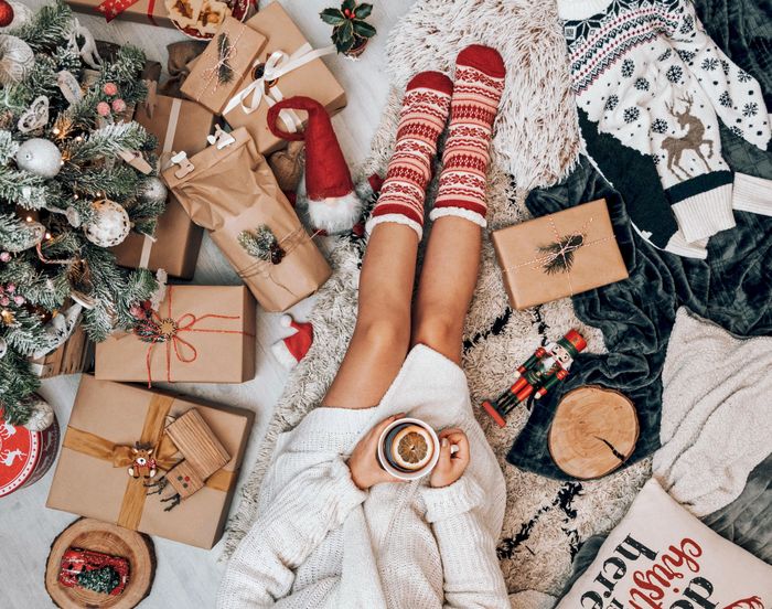  Nhiều người chi tiền mạnh tay cho khoản quà cáp vì sợ bị gia đình chê trách. Ảnh: Marko Klaric/Pexels. 