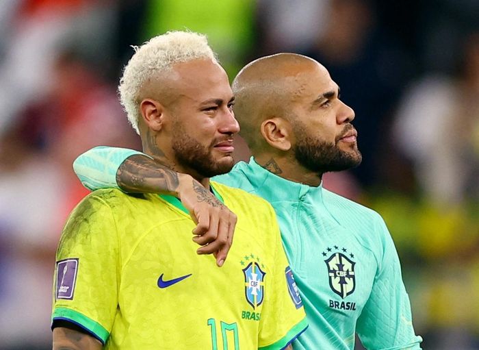  Neymar đã khóc khi chấn thương ở vòng bảng và đối diện nguy cơ sớm chia tay World Cup. Anh đã nén đau hồi phục và kịp trở lại với tuyển Brazil, nhưng không thể giúp đội nhà đi sâu hơn vào bán kết sau khi thua đương kim á quân Croatia trên chấm luân lưu vòng tứ kết. 
