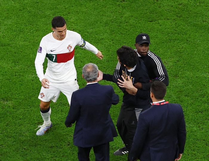  Cristiano Ronaldo và Bồ Đào Nha cũng để lại tiếc nuối tương tự khi dừng bước ở tứ kết. Sau trận thua 0-1 trước Morocco, Ronaldo đau khổ, gạt tay một CĐV trên đường rời sân. 