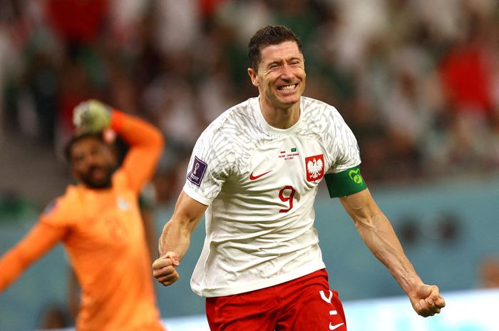  Lewandowski khóc khi phải chờ tới lượt trận thứ hai vòng bảng mới ghi bàn đầu tiên tại đấu trường World Cup. Anh lập công ấn định thắng lợi 2-0 cho Ba Lan trước Saudi Arabia hôm 26/11. Ba Lan sau đó đi tiếp với ngôi nhì bảng C và thua Pháp 1-3 ở vòng 16 đội. 