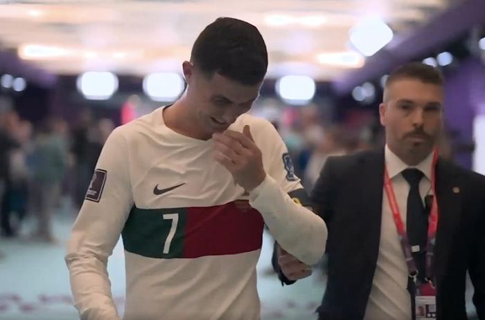  Anh đi vào đường hầm mới khóc. Năm nay Ronaldo 37 tuổi. Đây có lẽ là kỳ World Cup cuối cùng của siêu sao người Bồ Đào Nha. 