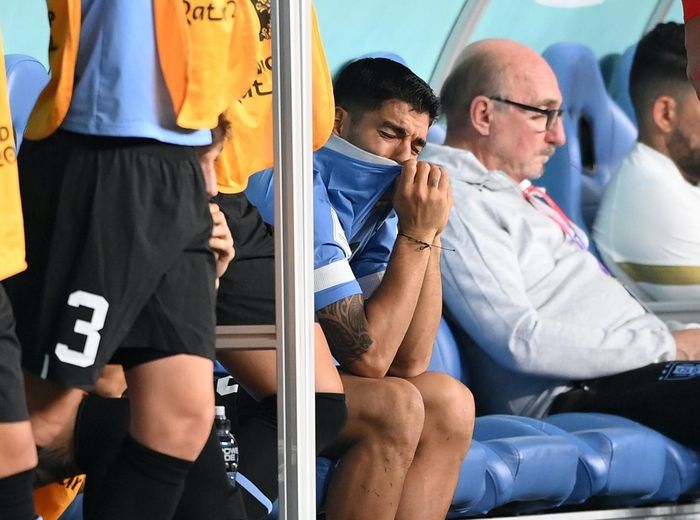  Cũng ở bảng H, tuyển Uruguay không thể có vé vào vòng 16 đội dù thắng Ghana 2-0. Luiz Suarez đã khóc trên ghế dự bị khi đội nhà không thể ghi thêm bàn. Ở trận này, anh được cho ra nghỉ sớm. 