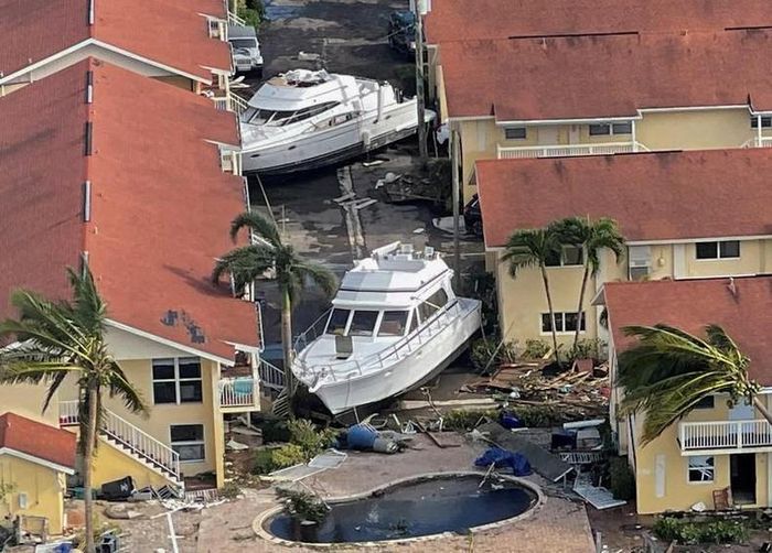 Những con thuyền và tòa nhà bị hư hại sau khi cơn bão Ian gây ra sự tàn phá trên diện rộng ở Fort Myers, Florida, Mỹ, ngày 29/9. (Ảnh: REUTERS)