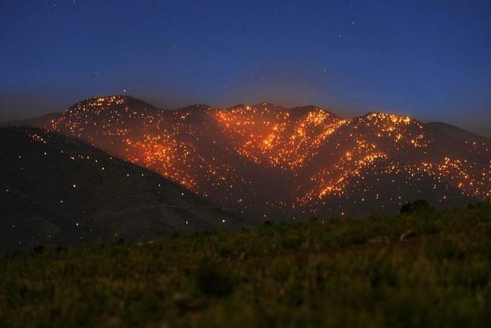 Cháy rừng khiến những ngọn núi ở phía đông bắc của San Francisco Peaks rực sáng với hàng nghìn điểm cháy ở phía bắc Flagstaff, Arizona, ngày 13/6. (Ảnh: USA TODAY NETWORK/REUTERS)