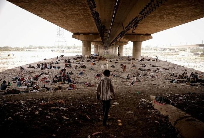 Mọi người ngủ trên lòng sông Yamuna dưới một cây cầu vào một ngày hè nóng nực ở New Delhi, Ấn Độ, ngày 2/5. (Ảnh: REUTERS)