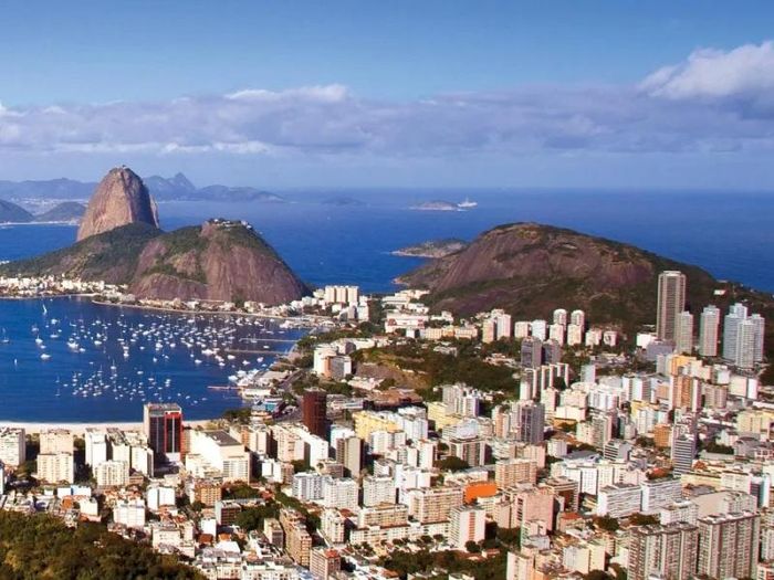 8. Khoảng 250 ngôn ngữ được nói ở Brazil: Mặc dù tiếng Bồ Đào Nha là ngôn ngữ chính thức và phần lớn dân số Brazil sử dụng nó, nhưng có ít nhất 250 ngôn ngữ khác trong nước, được sử dụng bởi hơn 200 trăm người bản địa. Chúng bao gồm tiếng Bồ Đào Nha và 11 ngôn ngữ nước ngoài hoặc ngôn ngữ nhập cư khác, cũng như 217 ngôn ngữ bản địa.