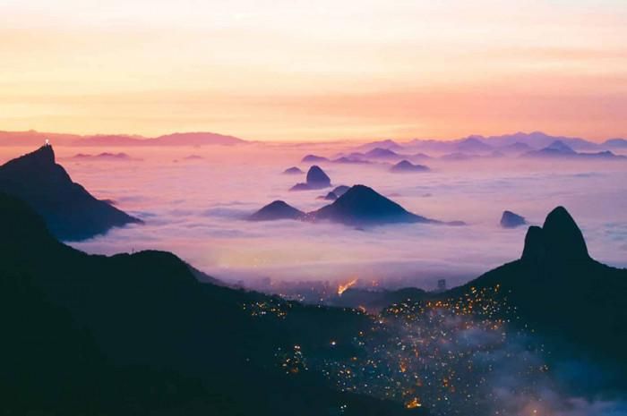 3. Diện tích Brazil lớn thứ 5 trên thế giới. Brazil giữ danh hiệu quốc gia lớn thứ 5 trên toàn thế giới, cả về dân số (214 triệu người) và diện tích (8.516.000km2). Brazil chiếm gần 50% toàn bộ lục địa Nam Mỹ và giáp với mọi quốc gia Nam Mỹ ngoài Ecuador và Chile.