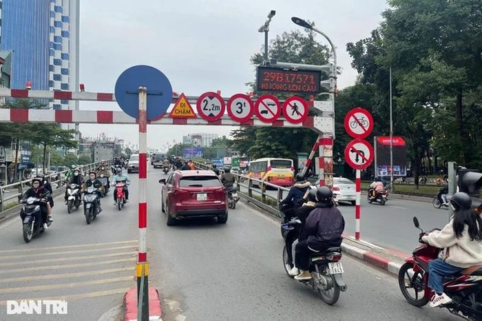 Sau khi tiếp nhận ý kiến từ lực lượng chức năng, Sở GTVT Hà Nội đã tiến hành lắp hệ thống camera thông minh, để cảnh báo các phương tiện quá khổ từ xa, không đi lên cầu (Ảnh: Trần Thanh).