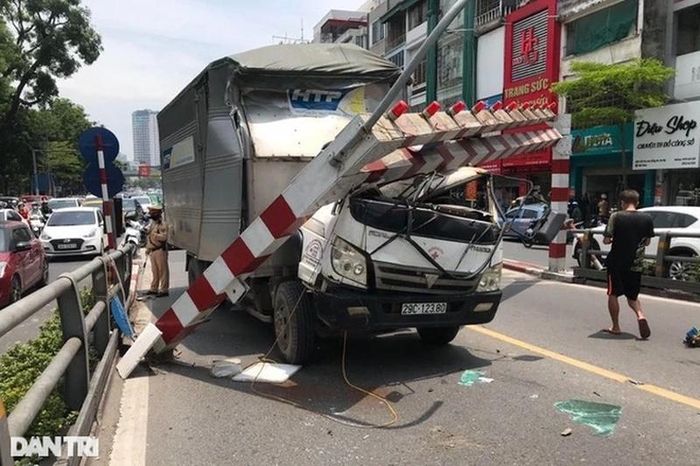 Cầu vượt Thái Hà - Chùa Bộc thường xuyên bị ô tô quá khổ đâm sập khung hạn chế chiều cao (Ảnh: Trần Thanh).