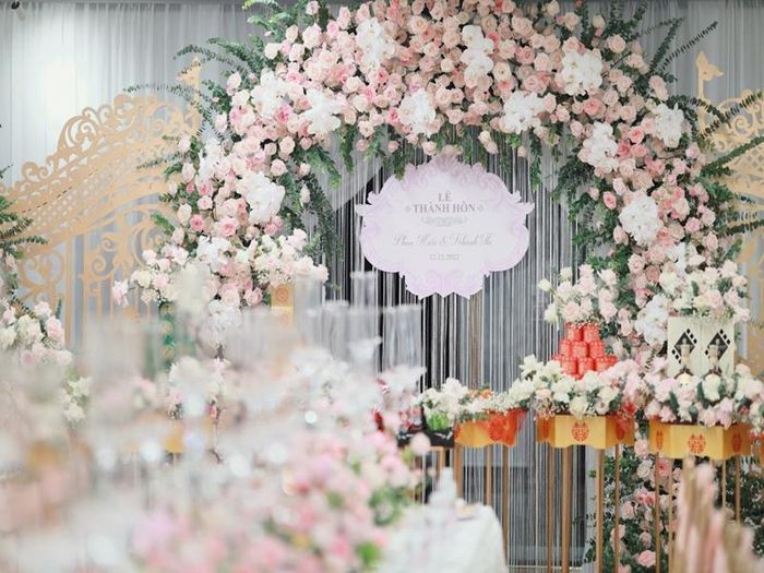 Vợ chồng Khánh Thi mua tổng cộng 15 nghìn bông hoa hồng và vài trăm ký hoa lá các loại khác để trang trí. Ảnh: Zing