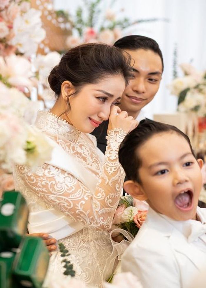 Trước khi trao nhẫn cho Khánh Thi, Phan Hiển bày tỏ: "Anh với em quen nhau rất lâu rồi. Qua bao nhiêu sóng gió, khó khăn, không biết phải nói như thế nào. Em đã nói với anh rất nhiều lần, em muốn làm một cái đám cưới cho hai họ. Hôm nay là ngày rất đặc biệt với anh, muốn trao cho em một danh phận chính thức". Ảnh: VTV