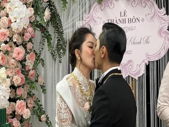Trong phần trao nhẫn, Khánh Thi gửi lời đến chồng kém tuổi: "Em không biết nói gì hơn. Em không dám tin đây là sự thật. Em yêu anh". Ảnh: Bảo vệ công lý