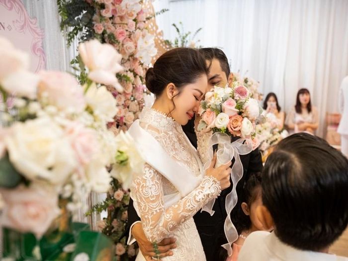 Lắng nghe lời chia sẻ của bà ngoại Phan Hiển, Khánh Thi đã bật khóc. Ảnh: Vietnamnet