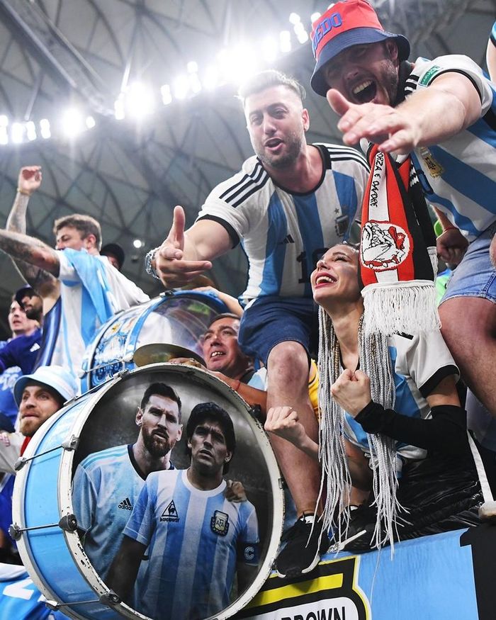 Cổ động viên Argentina luôn mang hình huyền thoại bóng đá Maradona như là nguồn động lực tinh thần để đội bóng tiến lên. Messi và đồng đội đã có mặt ở bán kết và đặt mục tiêu cao nhất giành cúp vàng danh giá.