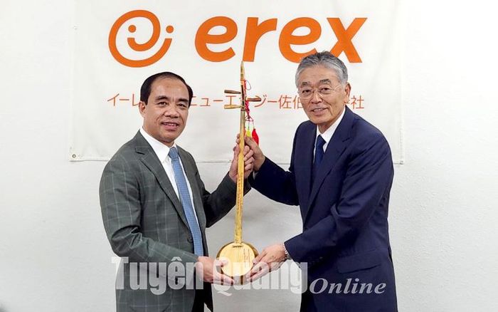 Đồng chí Bí thư Tỉnh ủy tặng lãnh đạo Tập đoàn Erex cây đàn Tính trong chuyến thăm Nhật Bản tháng 9-2022.