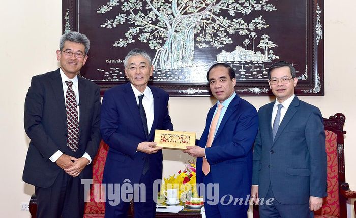 Lãnh đạo tỉnh tặng quà lãnh đạo Tập đoàn Erex.