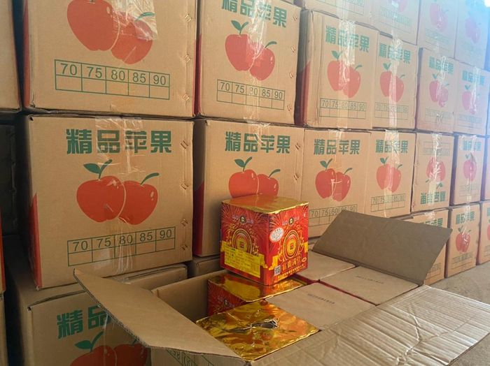 Toàn bộ số pháo hoa nổ được cất giấu trong các thùng hoa quả.