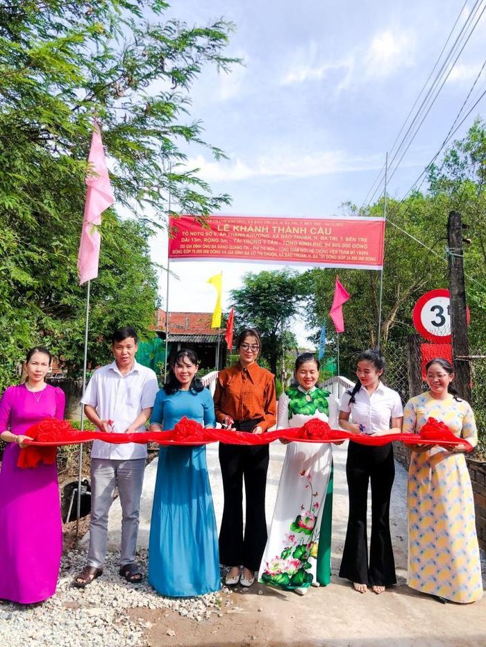 Đại diện YB Spa cùng chính quyền địa phương tổ chức lễ khánh thành một trong 2 cây cầu mới tại xã Bảo Thuận.
