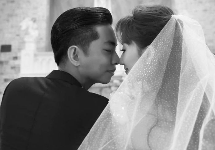 "Là một người Công giáo thì không gì hạnh phúc hơn khi được cử hành hôn lễ ở trong nhà Chúa, lại còn được Chúa ban cho 2 thiên thần nhỏ bên cạnh thì thật sự là một điều quá may may mắn cho Hiển và Thi. Ngàn lần tạ ơn Chúa", Phan Hiển chia sẻ.